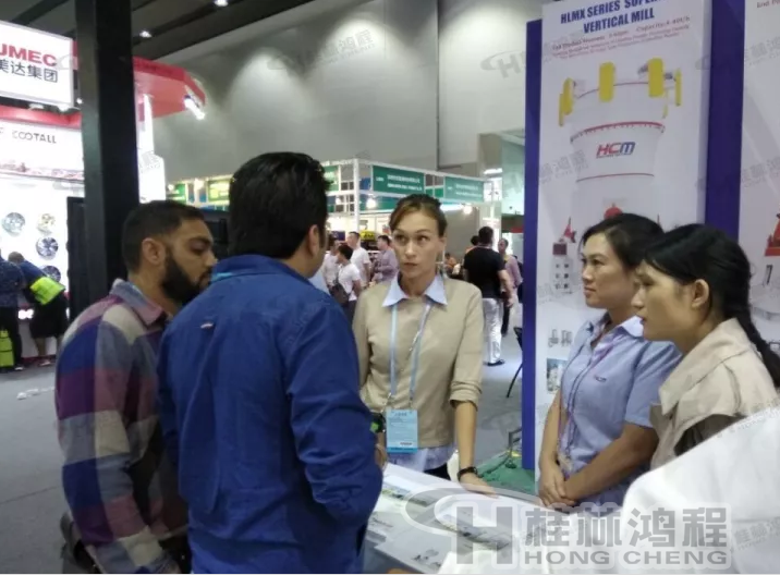 122屆廣交會 桂林鴻程 超細立磨 雷蒙磨外貿(mào)部人員接待咨詢客戶