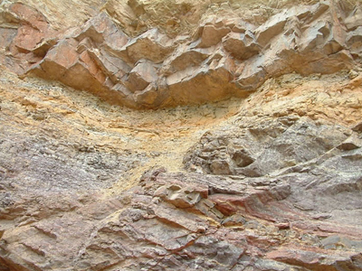 嫩泥，是一種土黃色，灰白色為主的雜色黏土